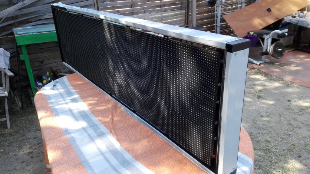 Panneau d'affichage dynamique sur mesure du centre équestre de St-Paul-Trois-Châteaux avec amélioration de la structure